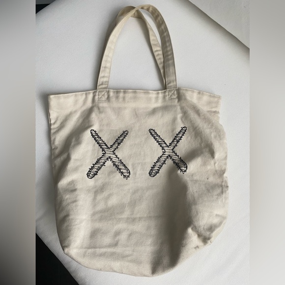 (2016) KAWS X UNIQLO Tote Bag - Picture 2 of 4